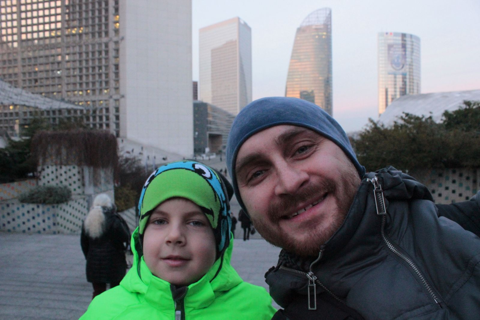 Солист группы С.К.А.Й. с женой и детьми отдохнул в Париже